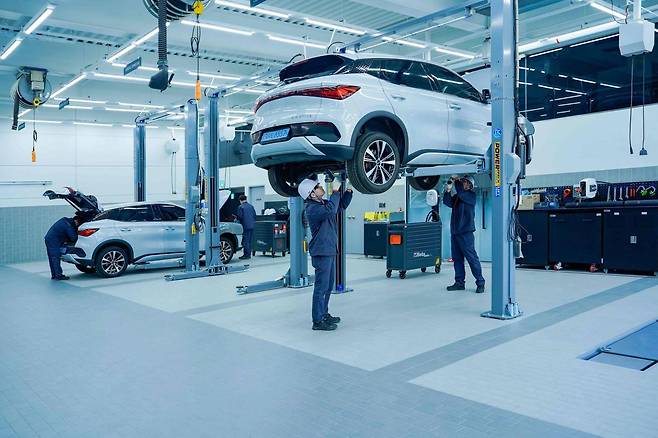 BYD 테크니션이 아토 3 정기점검을 실시하는 모습 / 출처=BYD코리아