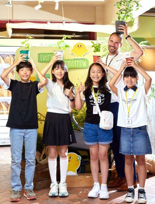 김산하 학생기자·황지인 학생모델·전서진 학생기자·고가람 학생모델(앞줄 왼쪽부터)이 윌 맥네어 미국대두협회 아시아총괄 디렉터를 만나 지속가능한 농법으로 생산하는 대두 이야기를 들었다.