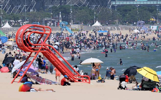 지난 29일 오후 부산 해운대해수욕장에서 피서객들이 물놀이를 하며 더위를 식히고 있다. 연합뉴스