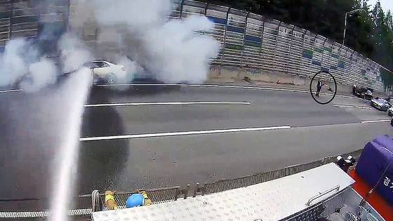 지난 24일 오후 경기도 성남시 분당수서간 고속화도로에서 분당방향으로 주행중이던 벤츠 차량에서 불이 났다. 당시 한 시민이 소화기로 화재 진압을 한 뒤 신호봉으로 교통 통제를 했는데 제27대 성남소방서 서장을 지낸 이점동씨로 확인됐다. 동그라미 속 차량 진입을 막는 사람이 이점동 전 서장이다. 사진 경기도소방재난본부