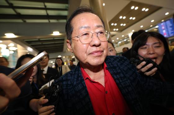국민의힘 대선 경선에서 탈락한 뒤 정계 은퇴를 선언하고 하와이로 떠났던 홍준표 전 대구시장이 17일 인천국제공항을 통해 귀국하고 있다. 뉴스1