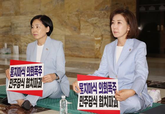 국민의힘 나경원(오른쪽), 서명옥 의원이 27일 국회 로텐더홀에서 김민석 국무총리 후보자의 지명 철회, 법제사법위원장 반환을 촉구하며 농성을 하고 있다. 연합뉴스