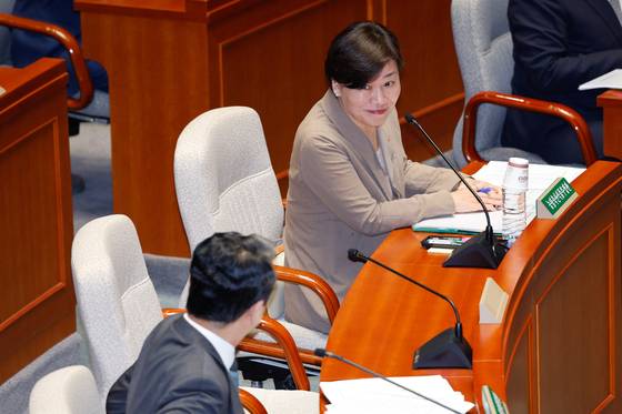 송미령 농림축산식품부 장관이 30일 오전 서울 여의도 국회에서 열린 제426회국회(임시회) 예산결산특별위원회 제1차 전체회의에 출석해 안덕근 산업통상자원부 장관과 인사하고 있다. 뉴스1