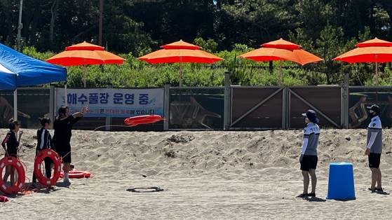 30일 오전 제주도리초등학교 학생들이 제주해경을 통해 제주바다 생존수영을 배우기 전 튜브를 던지는 방법을 배우고 있다. 최충일 기자