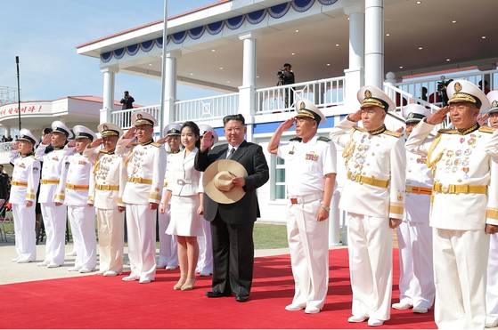 북한 노동당 기관지 노동신문은 13일 "해군 구축함 진수기념식이 6월 12일에 나진조선소에서 진행됐다"고 보도했다. 김정은 당 총비서도 이날 진수식에 참석했으며 새로 건조한 구축함은 '최현'급으로, 함의 명칭은 '강건'호로 명명했다. 뉴스1
