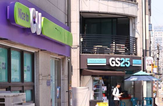 서울 시내에 편의점 두 개가 마주 보고 들어서 있다. 연합뉴스