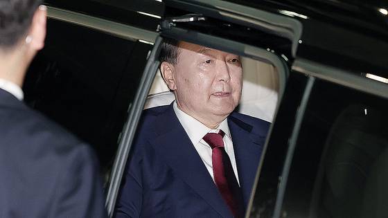 내란특검 대면조사를 마친 윤석열 전 대통령이 지난 29일 오전 서울 서초구 서울고검에 마련된 내란특검 사무실에서 나와 귀가하고 있다. 뉴시스