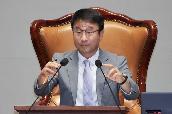 한병도 예결위원장이 30일 국회에서 열린 예산결산특별위원회 전체회의에서 마이크를 조정하고 있다. 임현동 기자