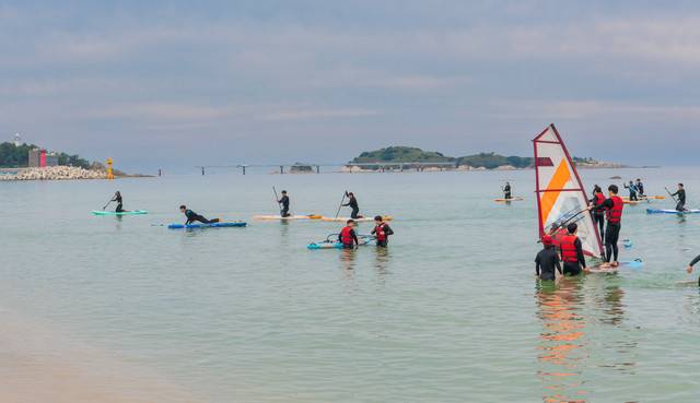 ▲ 고성군을 글로벌 해안도시로 발돋움시킬 광역해양복합지구 조성사업이 본격화하고 있다. 이곳은 여름을 맞아 서핑객들과 조화를 이루고 있다.