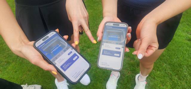 ▲ 고성 통일전망대를 찾는 방문객들이 29일 시범운영된 ‘고성군 통일전망대 출입 신고’ 앱을 다운로드하고 있다.