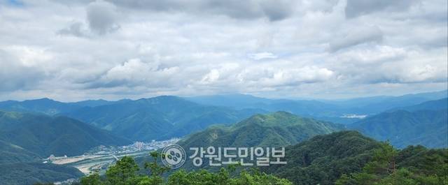 ▲ 여름의 한복판인 30일 지역 주민들이 인제 박달고치 숲길 이끼계곡의 시원한 그늘 아래를 걸으며 무더위를 이기고 있다. 인제 박달고치는 인제대교 일대 소양호와 인제시가지, 원통 시가지가 한눈에 조망된다. 이곳은 지역 주민들의 사랑을 받고 있는 숨은 명소다. 이동명 기자