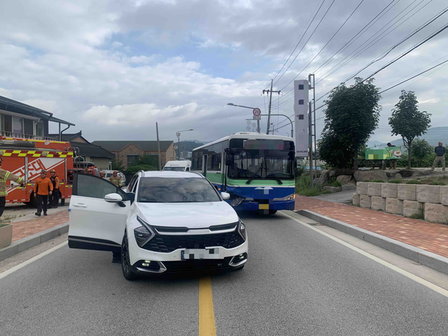 ▲ 30일 오전 7시 24분쯤 철원군 갈말읍 군탄리에서 시내버스가 SUV를 들이받았다. 강원소방본부 제공