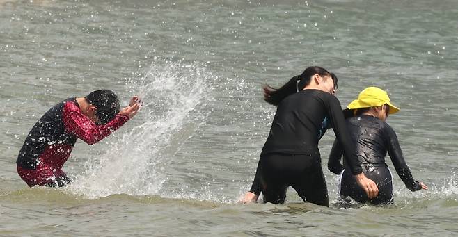 ▲ 폭염에 시원한 물놀이 [연합뉴스]