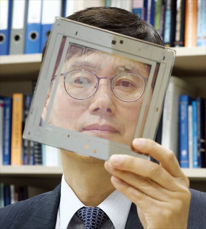 신현철 반도체공학회장이 서울 월계동 광운대 연구실에서 반도체 회로를 새겨 넣는 포토 마스크를 들어 보이고 있다.  이솔 기자