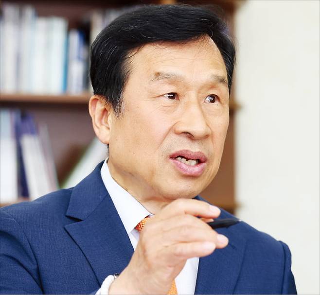 이충재 한국건설산업연구원장은 새 정부가 ‘건설투자 활성화’와 ‘주택 공급 확대’에 나서야 한다고 강조했다. 그는 “주택 공급은 입지, 정주 여건 등을 고려한 종합 대책이 필요하다”고 말했다.  최혁 기자