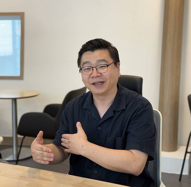 최황순 수어통역사가 지난 20일 서울 명동예술극장 회의실에서 공연 수어 통역 과정에 대해 설명하고 있다.       국립극단 제공