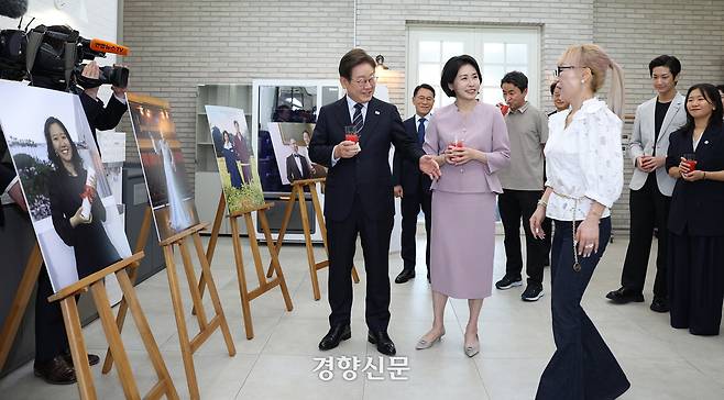 이재명 대통령과 김혜경 여사가 30일 서울 용산구 대통령실 파인그라스에서 열린 문화예술계 수상자 간담회 ‘문화강국의 꿈, 세계로 나아가는 대한민국’ 행사에서 K컬처 주역들의 활약상이 담긴 사진을 보고 있다. 대통령실사진기자단