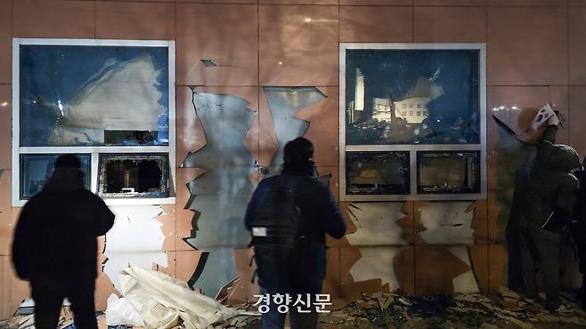 지난 1월19일 새벽 윤석열 대통령이 구속되자 지지자들이 서울서부지방법원에 침입해 난동을 부린 가운데 법원 청사가 심하게 파손돼있다. 이준헌 기자