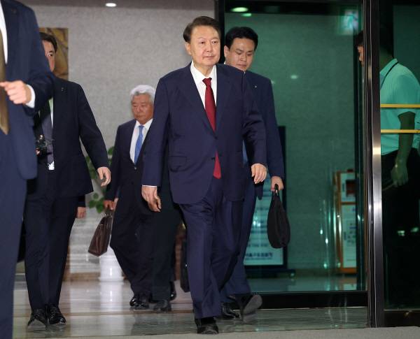 피의자 신분으로 내란 특검 조사를 받은 윤석열 전 대통령이 서초구 서울고검 청사를 나서고 있다. 공동취재