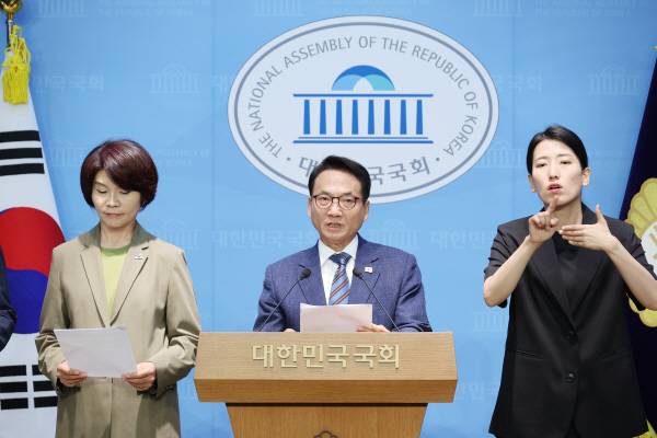 더불어민주당 박선원 의원(가운데) 등 더불어민주당 국민소통위원회, 국무총리 인사청문특위 위원들이 30일 서울 여의도 국회 소통관에서 기자회견을 하고 있다. 연합뉴스