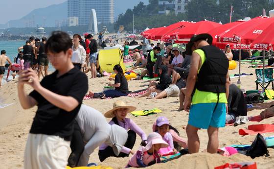 Beachgoers crowd Gyeongpo Beach in Gangneung, Gangwon, on June 29 to beat the heat. [YONHAP]