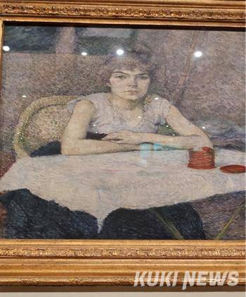 툴루즈 로트렉, 식탁에 앉은 젊은 여자 ’푸드레 드 리즈(Poudre de Riz)’, 1887, 반 고흐 미술관(둥근 빛은 미술관 조명이다)