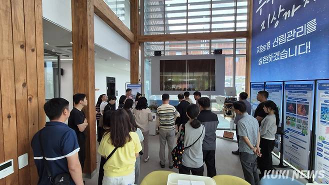 충남도는 30일 서울 국가산림위성정보활용센터에서 도·시군 공공건축 업무 담당자를 대상으로 ‘목재 이용 건축 우수 사례 견학’을 실시했다.