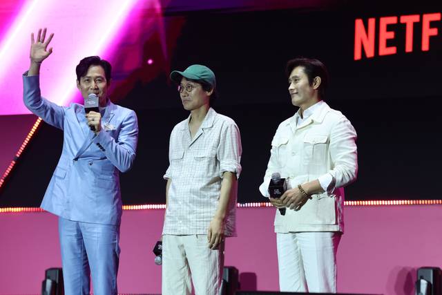 서울 중구 서울광장에서 28일 열린 넷플릭스 시리즈 ‘오징어 게임 시즌3’ 팬이벤트 행사에서 배우 이정재(왼쪽부터)와 황동혁 감독, 배우 이병헌이 손을 흔들며 인사말을 하고 있다. 이날 행사는 넷플릭스와 서울시가 공동주최한 ‘2025 K콘텐츠 서울여행주간’의 일환으로 전 세계에 생중계됐다. 연합뉴스