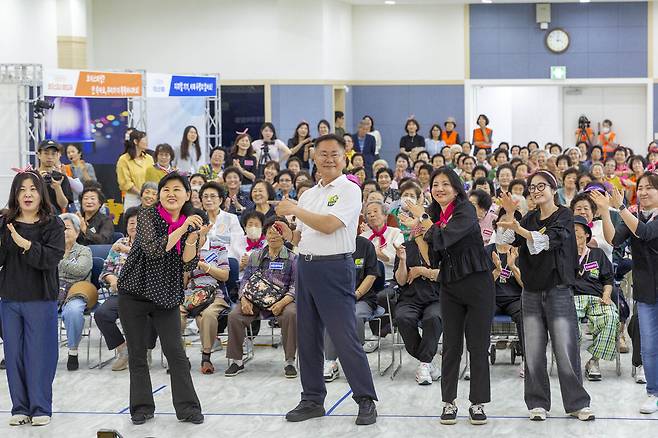 김재욱 칠곡군수가 교육부 유튜브 모범생과 함께 하는 디지털 생활문해박람회에서 율동을 함께 하고 있다.   칠곡군 제공