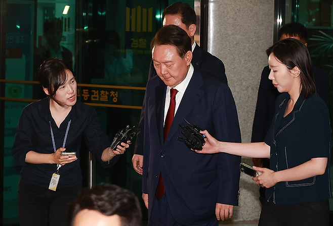 피의자 신분으로 내란 특검 조사를 받은 윤석열 전 대통령이 29일 서초구 서울고검 청사를 나서고 있다. / 사진 = 연합뉴스 [공동취재]