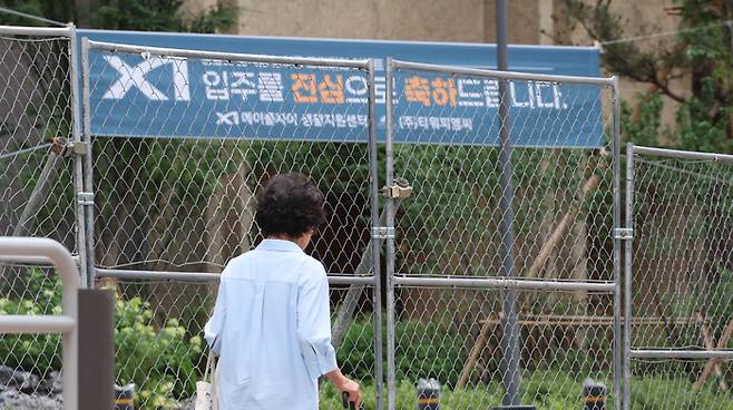 30일부터 입주를 시작하는 서울 서초구 잠원동 ‘메이플자이’ 아파트 등 신규 단지 계약자들에게 비상이 걸렸다. 정부가 소유권 이전 조건부 전세대출 금지 대상에 기존 분양단지도 포함했기 때문이다. 사진은 서초구 잠원동 메이플 자이 입구에 입주자에게 입주를 환영하는 현수막이 걸려 있다. [이승환 기자]