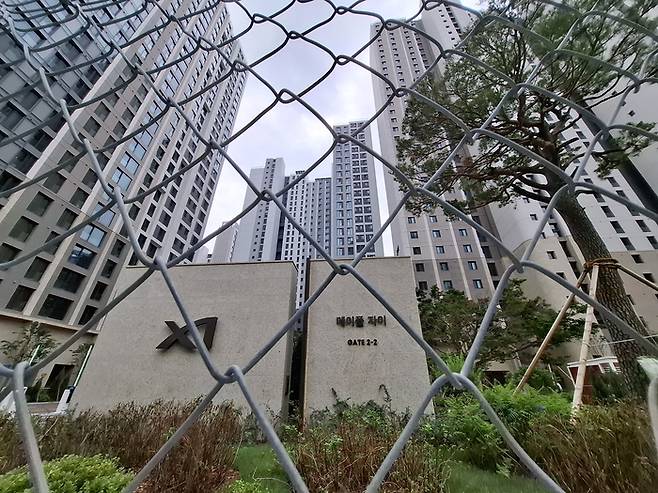 30일부터 입주를 시작하는 서울 서초구 잠원동 ‘메이플자이’ 아파트 등 신규 단지 계약자들에게 비상이 걸렸다. 정부가 소유권 이전 조건부 전세대출 금지 대상에 기존 분양단지도 포함했기 때문이다. 사진은 이날 서울 서초구 메이플자이 아파트 앞으로 철조망 모습. [이승환 기자]