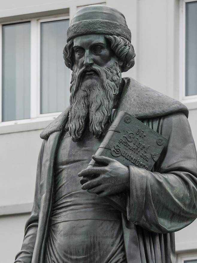 인류 역사상 가장 위대한 발명품으로 꼽히는 금속활자 인쇄술을 개발한 구텐베르크의 동상. 독일 마인츠. [사진출처=Kenneth C. Zirkel]