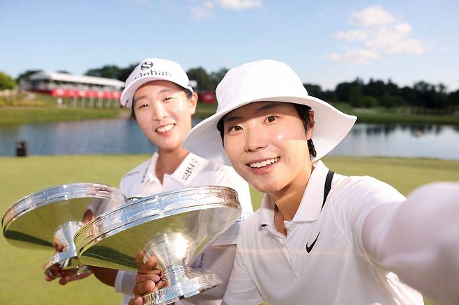 LPGA 투어 첫 우승을 합작한 임진희(왼쪽)와 이소미가 우승컵을 들고 웃고 있다.  AFP연합뉴스