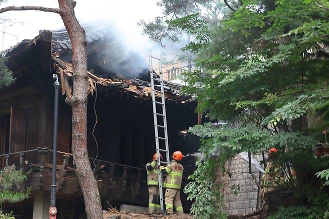 30일 서울 성북구 ‘성북동 별서(성락원)’ 내 송석정에서 화재가 발생, 연기가 피어오르고 있다. [연합뉴스]
