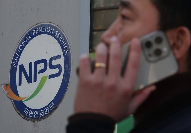 서울의 한 국민연금관리공단 지역본부 앞에 한 시민이 전화 통화를 하고 있다. [한주형 기자]