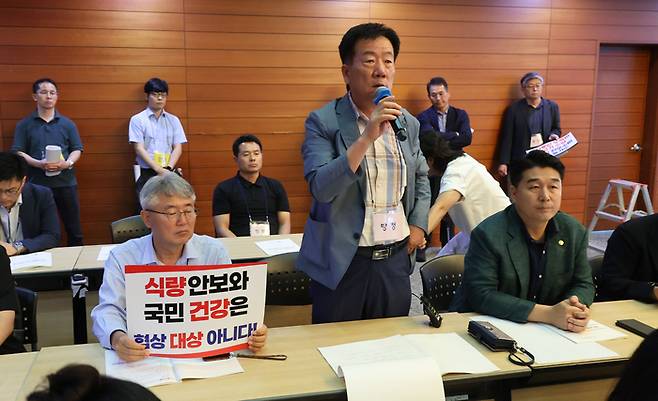 30일 서울 중구 포스트타워에서 열린 한미 관세조치 협의 관련 공청회에서 전국한우협회 관계자들이 질의를 하고 있다. [이승환 기자]