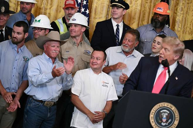 도널드 트럼프 미국 대통령이 26일(현지시간) 워싱턴DC 백악관에서 열린 '하나의 크고 아름다운 법안'(One Big Beautiful Bill Act, OBBBA) 행사에서 미국 전역에서 초대돼 참석한 근로자들이 지켜보는 가운데 연설하고 있다. /AFPBBNews=뉴스1