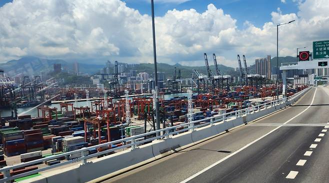 홍콩 항구·항만에 빈틈없이 빼곡히 들어선 콘테이너와 크레인들. 농협은행의 국내 수출입기업들을 위한 무역금융 사업도 순항 중이다. /사진=이병권 기자