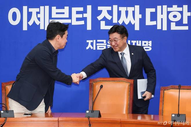 (서울=뉴스1) 안은나 기자 = 윤호중 더불어민주당 총괄선거대책본부장이 5일 오전 서울 여의도 국회에서 열린 기자간담회에 참석해 강훈식 수석부본부장과 악수하고 있다. 2025.5.5/뉴스1 Copyright (C) 뉴스1. All rights reserved. 무단 전재 및 재배포, AI학습 이용 금지. /사진=(서울=뉴스1) 안은나 기자