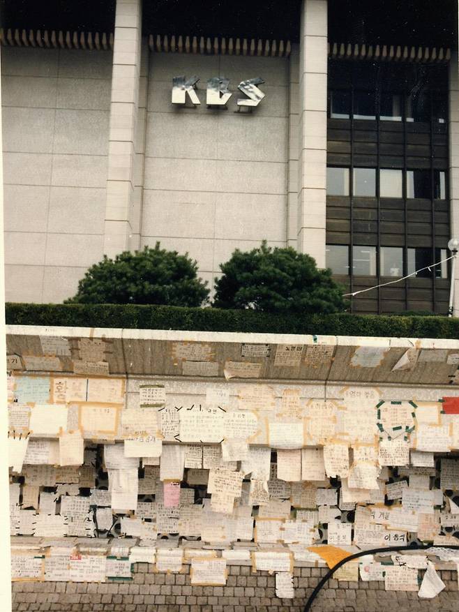'이산가족 찾기'가 범국민적인 운동이 되면서, 이산가족을 찾기 위해 나선 이들은 KBS 벽과 기둥 등에 가족을 찾는 벽보를 붙였다. /사진=KBS 아카이브