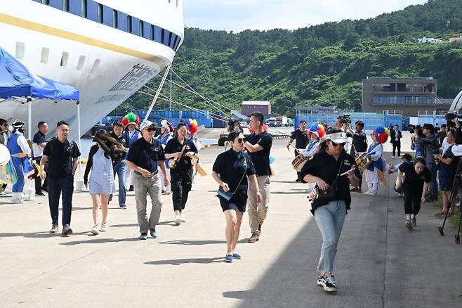 ▲ 제주시 건입동 제주국제여객선터미널 크루즈전용부두에 입항한 단체관광객들이 전세버스에 탑승하고 있다./사진=뉴시스