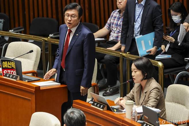 [서울=뉴시스] 김금보 기자 = 예결위 야당 간사인 박형수 국민의힘 의원이 30일 서울 여의도 국회에서 열린 예산결산특별위원회 전체회의에서 정회를 요구하고 있다. 오른쪽은 여당 간사인 이소영 더불어민주당 의원. 2025.06.30. kgb@newsis.com /사진=김금보