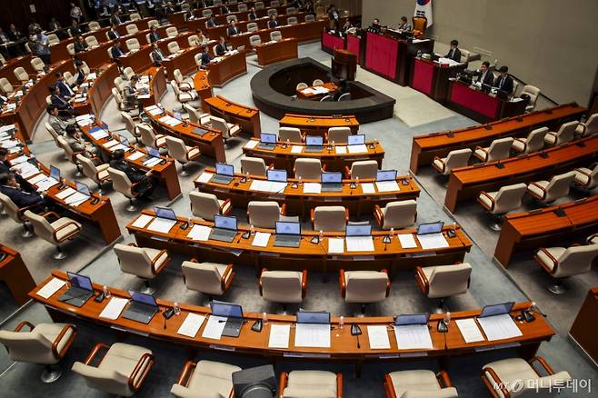 [서울=뉴시스] 김금보 기자 = 예결위 야당 간사인 박형수 국민의힘 의원을 비롯한 의원들이 정회를 요구하며 퇴장한 30일 서울 여의도 국회에서 열린 예산결산특별위원회 전체회의에서 국민의힘 의원들의 자리가 비어있다. 2025.06.30. kgb@newsis.com /사진=김금보