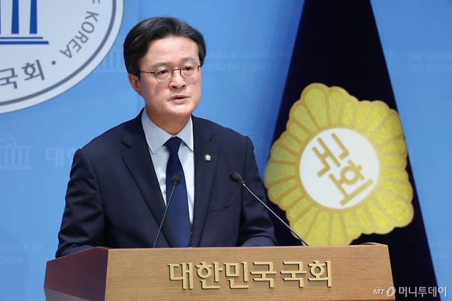 국무총리 후보자 인사청문특별위원회 위원인 채현일 더불어민주당 의원이 22일 오전 서울 여의도 국회 소통관에서 김민석 국무총리 후보자에 대한 색깔론과 흠집내기 중단을 국민의힘에 촉구하고 있다. /사진=뉴스1