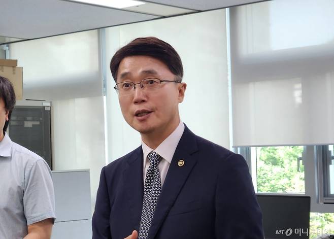 류제명 신임 과학기술정보통신부 2차관이 30일 정부세종청사에서 기자들과 만나 질의응답을 진행하고 있다./사진=윤지혜 기자