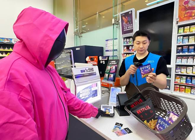 오징어게임3의 주요 등장인물인 핑크솔져가 GS25에서 오징어게임 시즌3 협업 상품을 구매하고 있다./사진제공=GS리테일