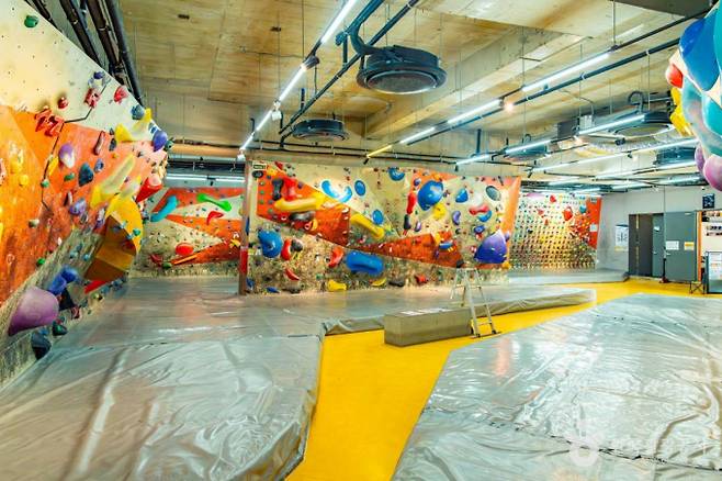 비 오는 날에도 체험 가능한 산악문화체험센터의 실내 클라이밍 시설. /사진=한국관광공사