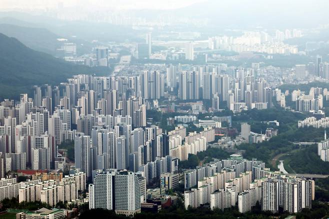 2023년 8월부터 22개월 연속 늘어난 악성 미분양은 2013년 6월(2만7194가구) 이후 11년 11개월 만에 가장 큰 규모를 기록했다. 사진은 29일 서울 송파구 롯데월드타워 전망대 서울스카이에서 바라본 서울시내 아파트의 모습. /사진=뉴시스