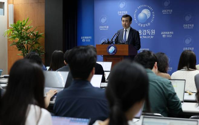 금융감독원과 교보라이프플래닛이 킥스 구성 요소를 완화하는 것에 대해 논의하기 시작했다. 이세훈 금융감독원 수석부원장이 지난 5월15일 서울 여의도 금융감독원에서 전 금융권 성과보수체계와 보험사의 지급여력비율 및 금융회사의 해외 부동산 대체투자와 킥스 도입 관련 대응 경과 및 향후 감독 방안에 대해 브리핑하고 있다./사진=뉴스1 박세연 기자
